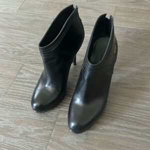 High heel Gucci booties size 38. Great condition.